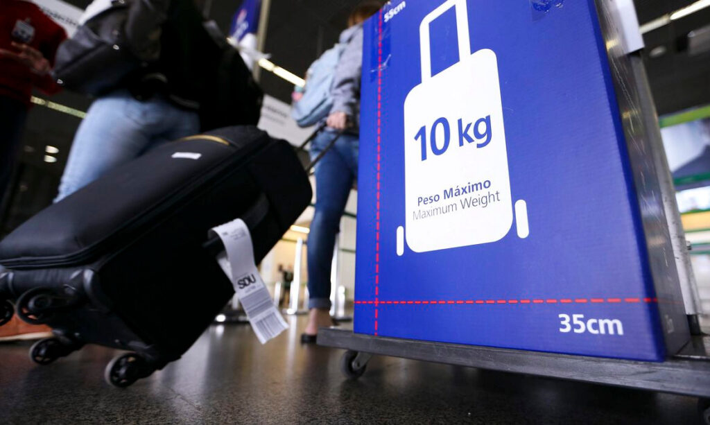 Bolsonaro veta proposta que prevê bagagem gratuita em voos