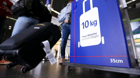 Bolsonaro veta proposta que prevê bagagem gratuita em voos