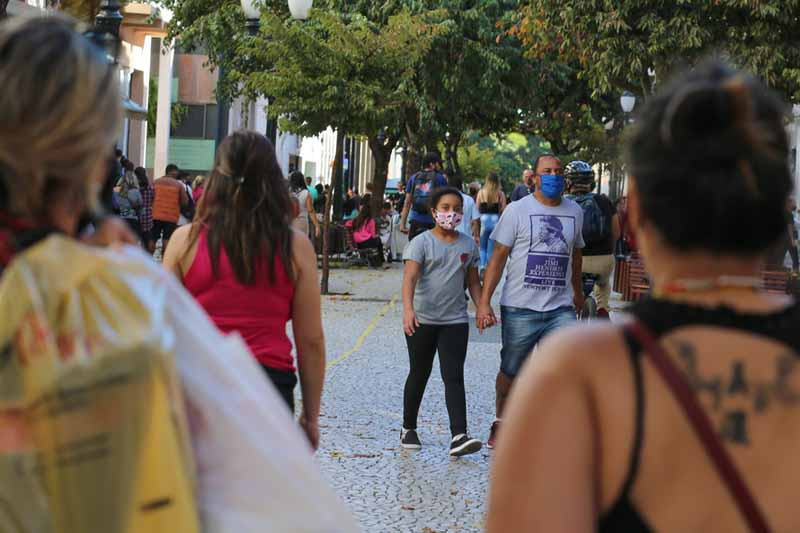 Em meio à alta dos casos, brasileiros perdem medo da Covid, aponta Datafolha