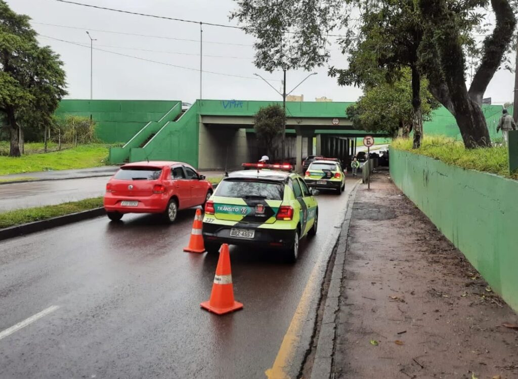 Chuvas causam desabamento de muro e quedas de árvore em Curitiba