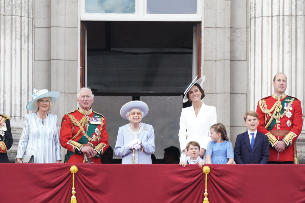Rainha Elizabeth 2ª faz aparição na varanda de palácio para celebrar o jubileu de platina