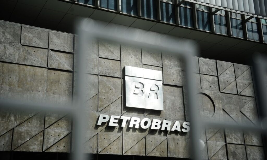 Presidente da Petrobras pede demissão, após críticas de Bolsonaro