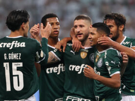 Palmeiras vence Atlético-GO de virada e se isola como líder do Brasileiro