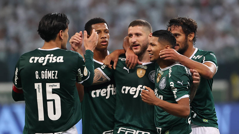 Palmeiras vence Atlético-GO de virada e se isola como líder do Brasileiro