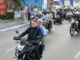 Bolsonaro desfila de moto sem capacete e ignora Dom e Bruno em fala, no AM