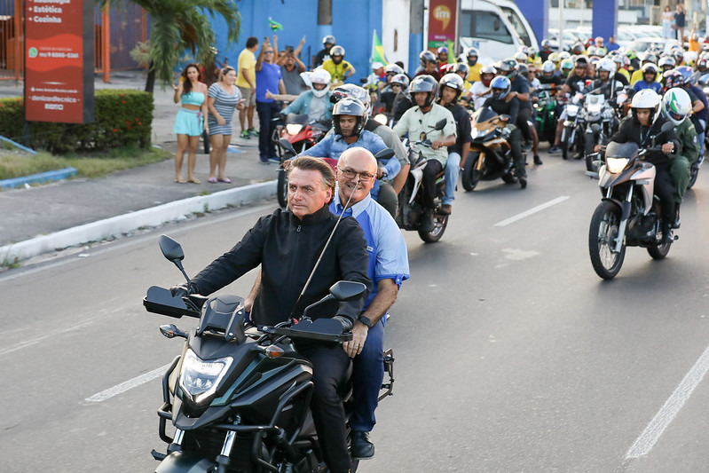 Bolsonaro desfila de moto sem capacete e ignora Dom e Bruno em fala, no AM