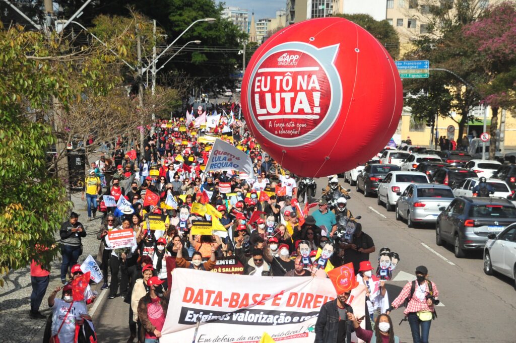 Professores e servidores estaduais fazem paralisação em Curitiba
