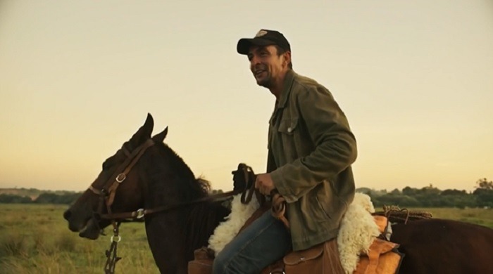 Irandhir Santos cai de cavalo, é operado e se afasta de Pantanal