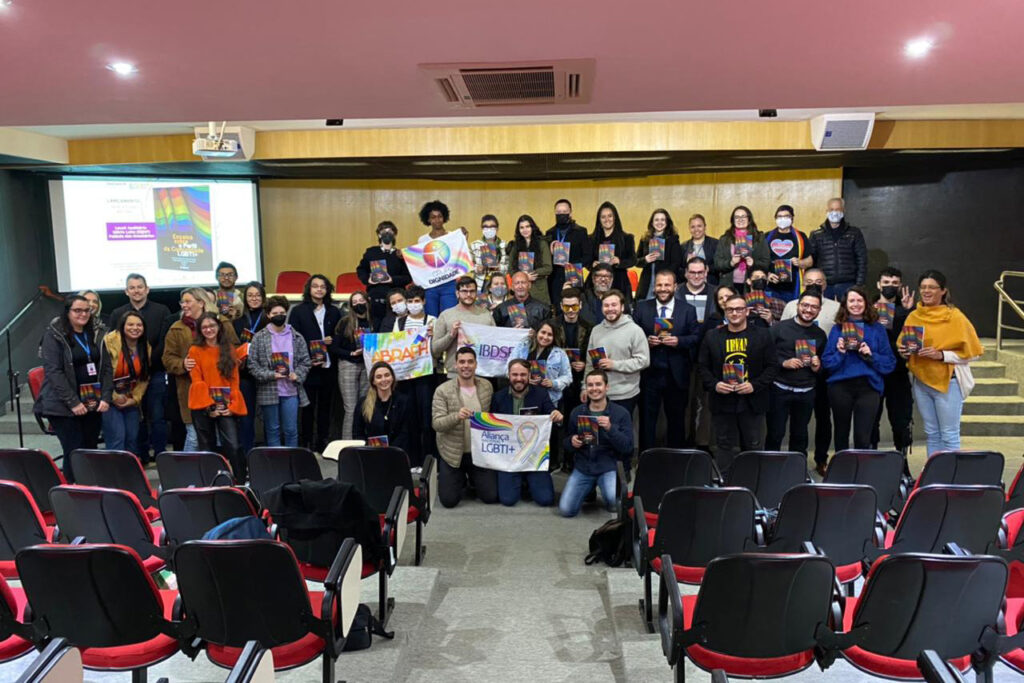 Paraná promove livro que traça perfil da comunidade LGBTI+