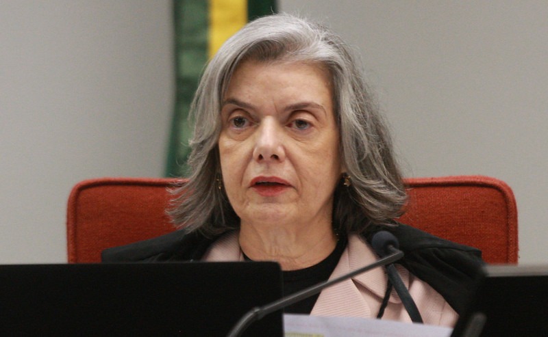 Cármen Lúcia cita gravidade e pede posição da PGR sobre investigar Bolsonaro