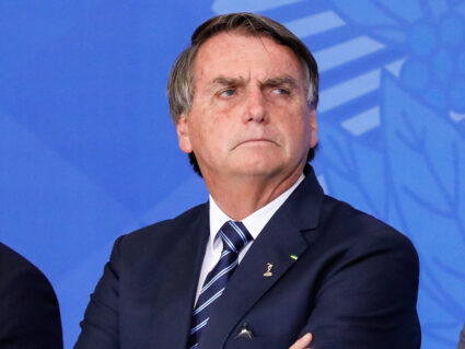 ‘Foi afastado o presidente da Caixa, tá respondido?’, diz Bolsonaro sobre assédio