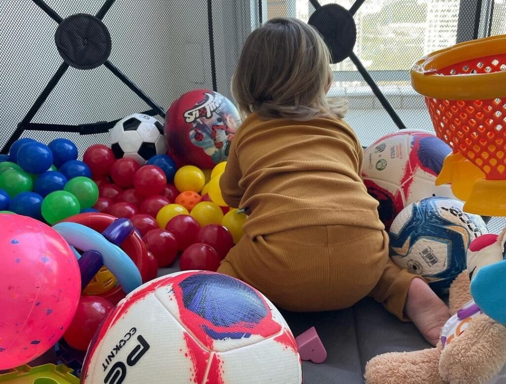 Tiago Leifert posta foto rara da filha, Lua, cercada de bolas de futebol