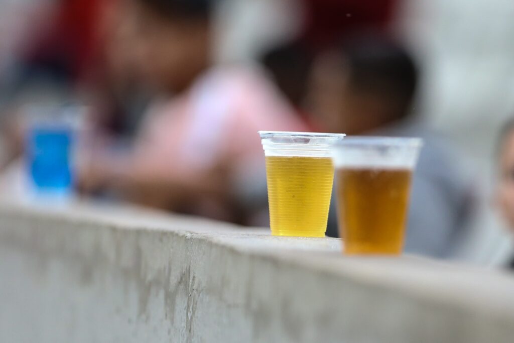 Preço da cerveja sobe, mas reajuste é menor em bares e restaurantes