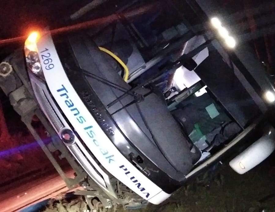 Ônibus tomba na BR-277 e deixa três feridos, em Balsa Nova