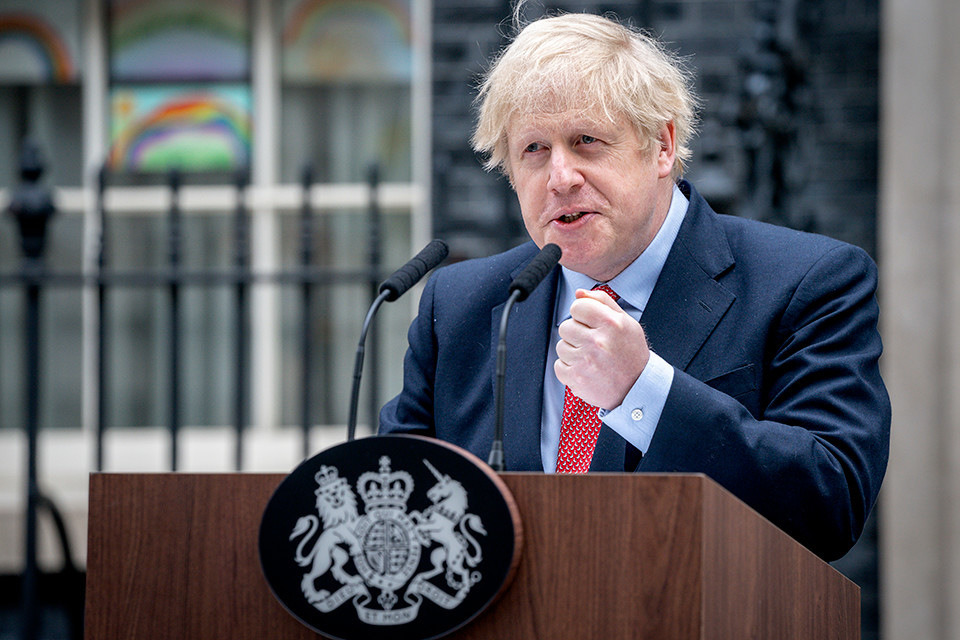 Reino Unido: ao menos 18 membros do governo britânico renunciam; Boris diz que fica