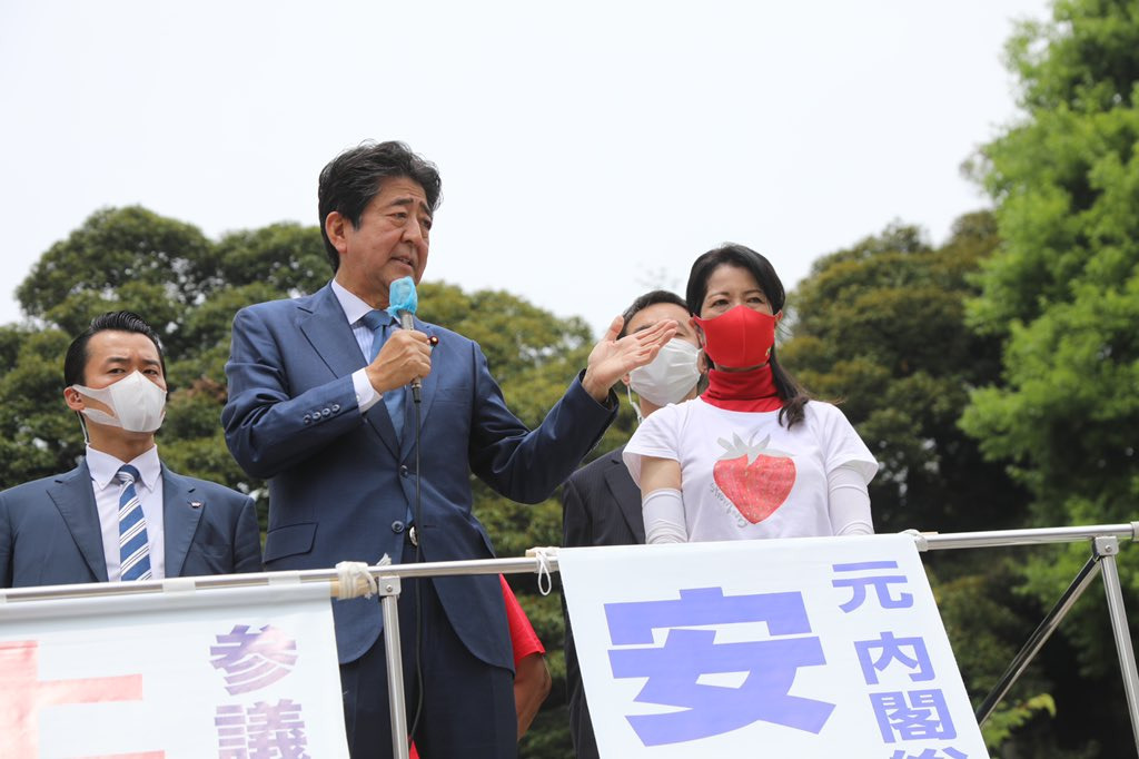 Shinzo Abe, ex-premiê do Japão, morre após ser baleado em comício