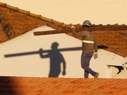 Indústria da construção está empregando mais no país, diz CNI