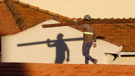 Indústria da construção está empregando mais no país, diz CNI
