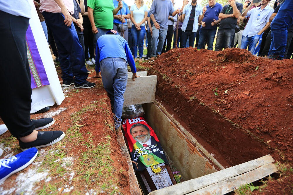 Toalha de Lula e heroísmo marcam enterro de petista em Foz do Iguaçu