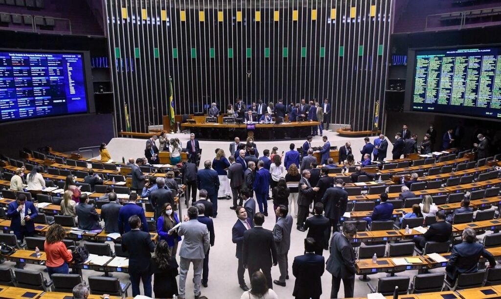 Congresso aprova texto-base da LDO 2023 e vota destaques