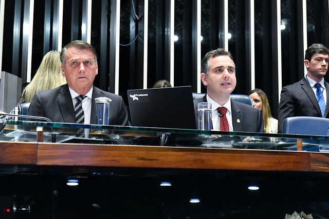 Bolsonaro faz discurso eleitoral e Congresso promulga PEC dos Bilhões