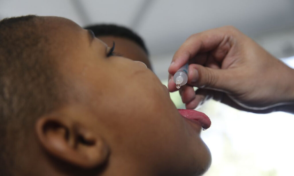Vacinação infantil tem a maior queda contínua em 30 anos, diz OMS