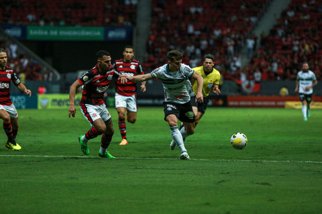 Coritiba perde para time misto do Flamengo e se aproxima da ZR do Brasileiro