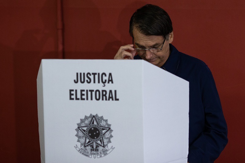 Bolsonaro deve repetir a embaixadores mentiras sobre urnas eletrônicas
