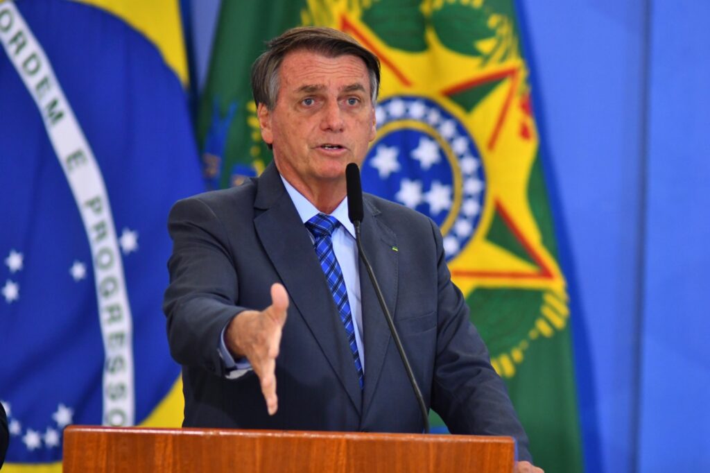 Bolsonaro volta a atacar o sistema eleitoral e critica TSE