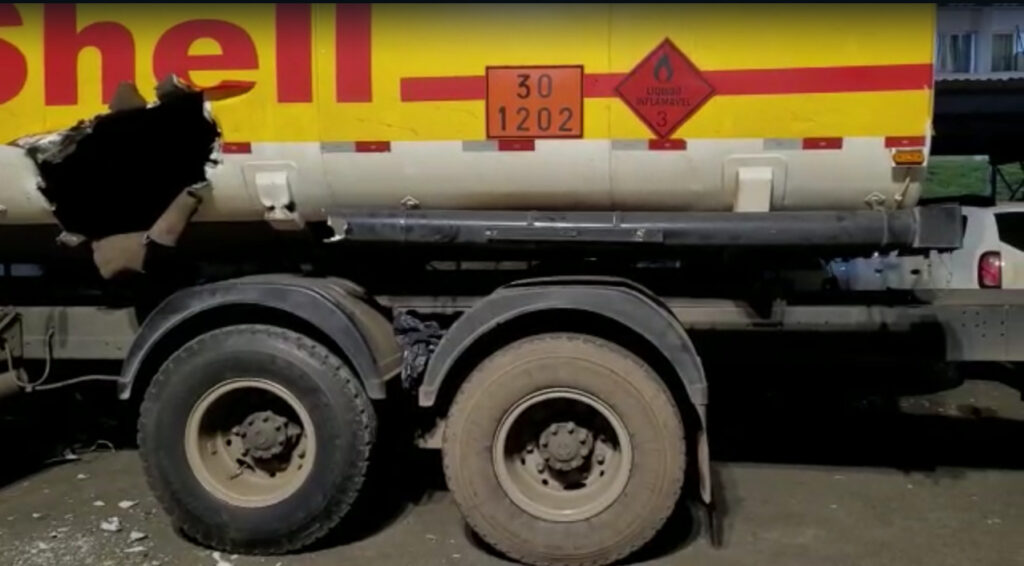 Polícia apreende caminhão-tanque recheado com maconha no Paraná