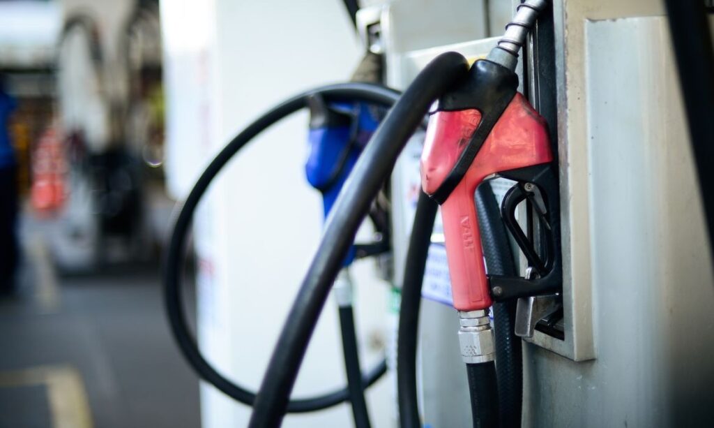 Preço médio da gasolina cai oito centavos no Paraná; Curitiba chega a R$ 5,70
