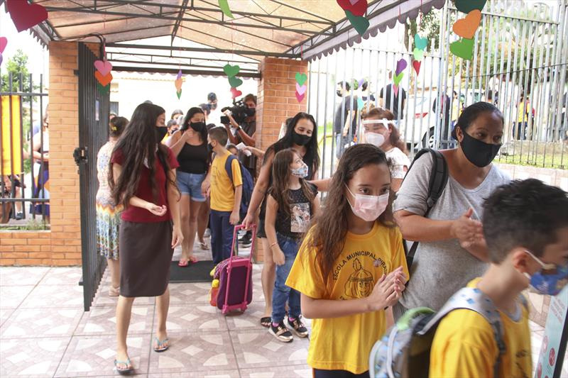 Escolas municipais de Curitiba retomam as aulas hoje