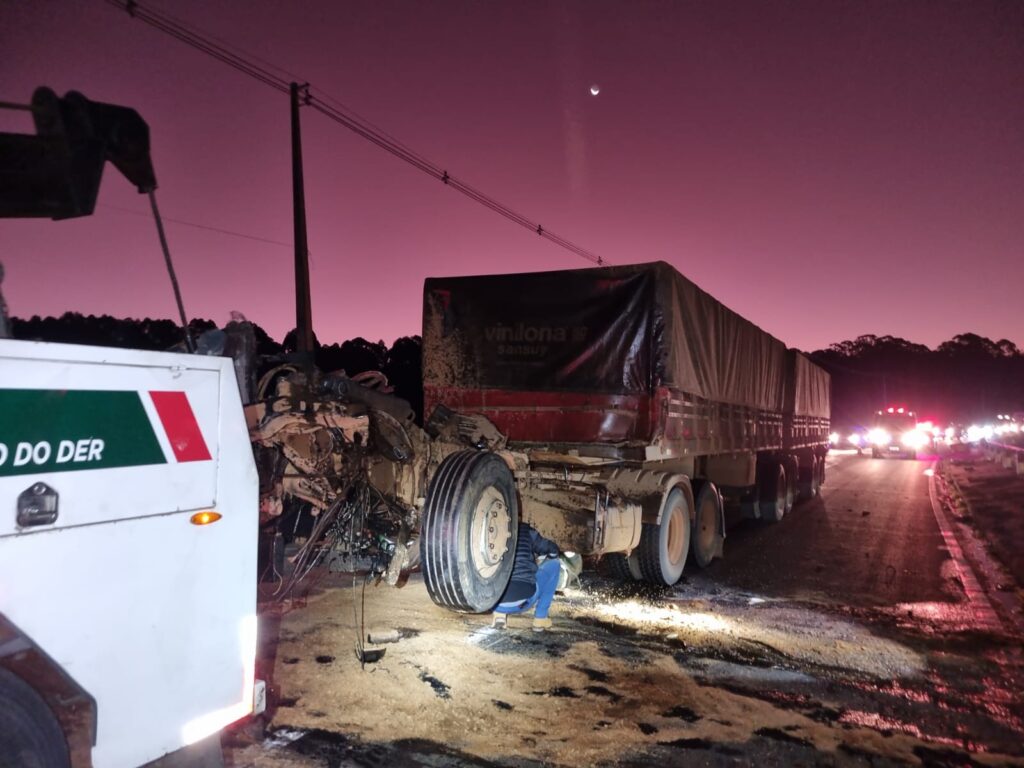 Acidente com caminhões causa vazamento de diesel e bloqueia pista da BR-376