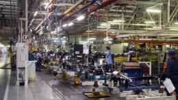 Produção industrial cresce 0,3% de abril para maio, aponta IBGE