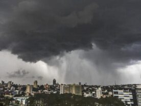 Virada no tempo traz chuva e ventos fortes a Curitiba e região