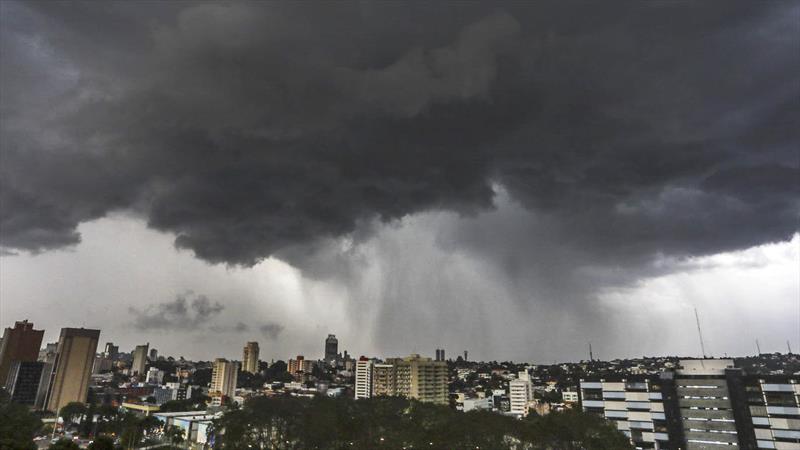 Virada no tempo traz chuva e ventos fortes a Curitiba e região