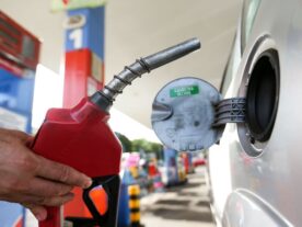 Gasolina segue mais cara no Brasil do que no exterior, mesmo após corte