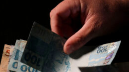 Governo prevê salário mínimo de R$ 1.294 para o ano que vem