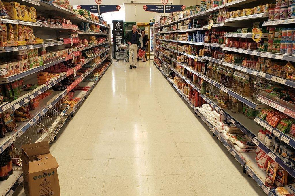 Inflação dos alimentos ganha força e encosta em 15% em 12 meses