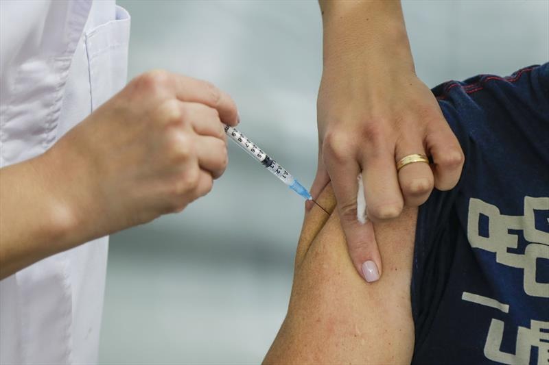 Ricos, brancos e bolsonaristas são grupos que menos tomaram vacina contra Covid
