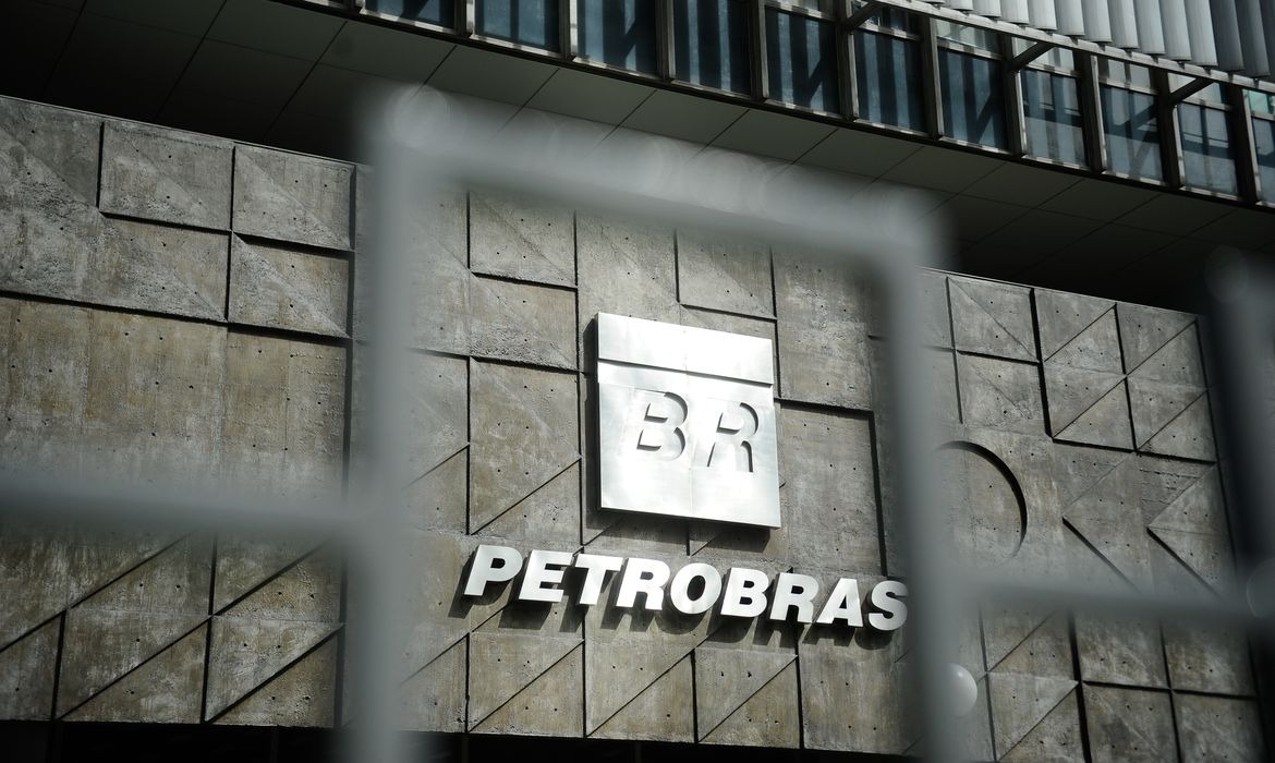 Petrobras intensifica anúncios de corte nos combustíveis às vésperas da eleição