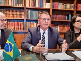 PF vê indícios de crime de Bolsonaro em live que associou Aids a vacina contra Covid