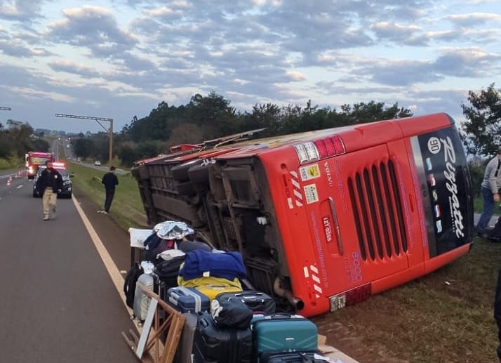 Ônibus com 36 passageiros tomba na BR-277, no Oeste do estado