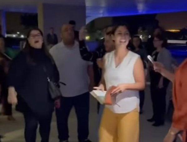 Michelle Bolsonaro leva evangélicos para orar à noite no Planalto; veja vídeo