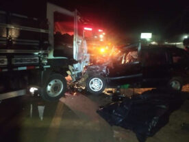 Duas pessoas morrem em batida entre carro e caminhão, na PR-090