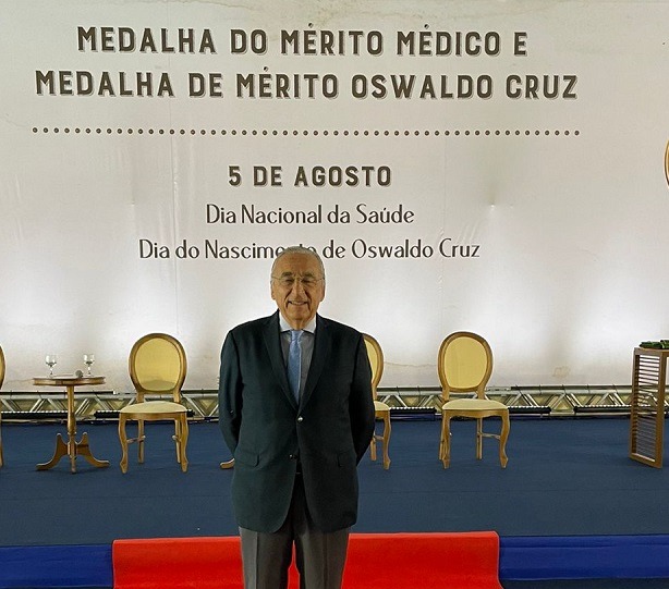 Médico Costantino recebe Medalha Ordem do Mérito Médico pelo Ministério da Saúde