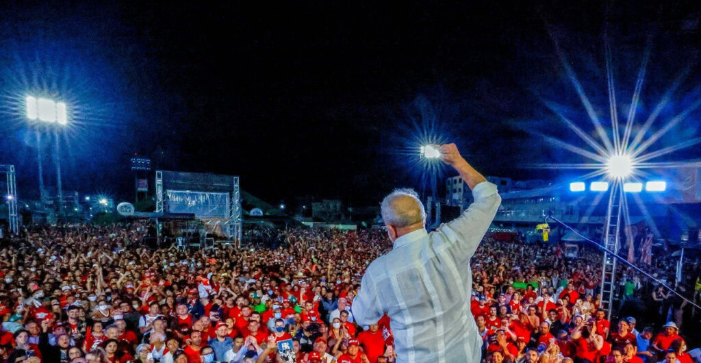 Lula registra candidatura, chama gestão Bolsonaro de criminosa e diz que golpe nunca mais