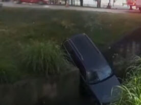 Idoso perde controle de carro e cai em córrego, em Curitiba