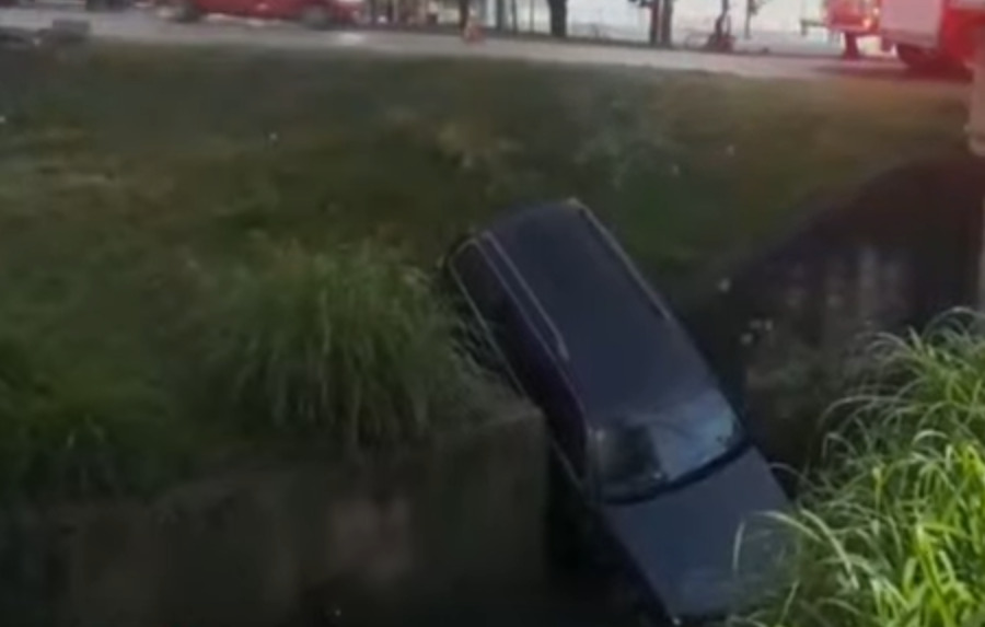 Idoso perde controle de carro e cai em córrego, em Curitiba