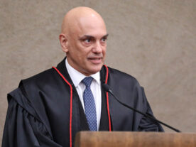 Moraes defende democracia e sistema eleitoral em discurso de posse no TSE